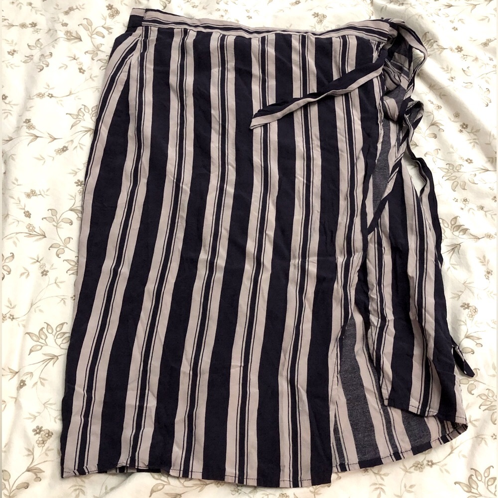Navy blue& white mid-rise skirt/wrap